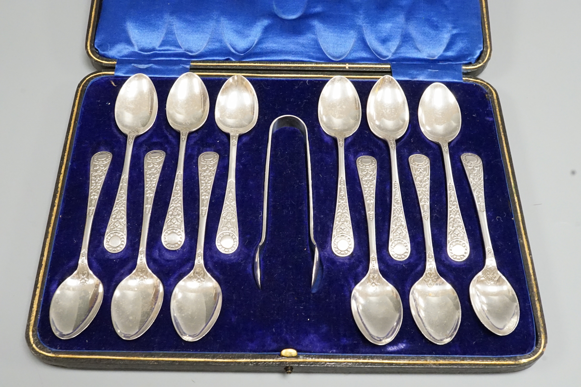 A cased set of twelve Edwardian silver Venetian pattern teaspoons and sugar tongs, A. Beardshaw & Co, Sheffield, 1905